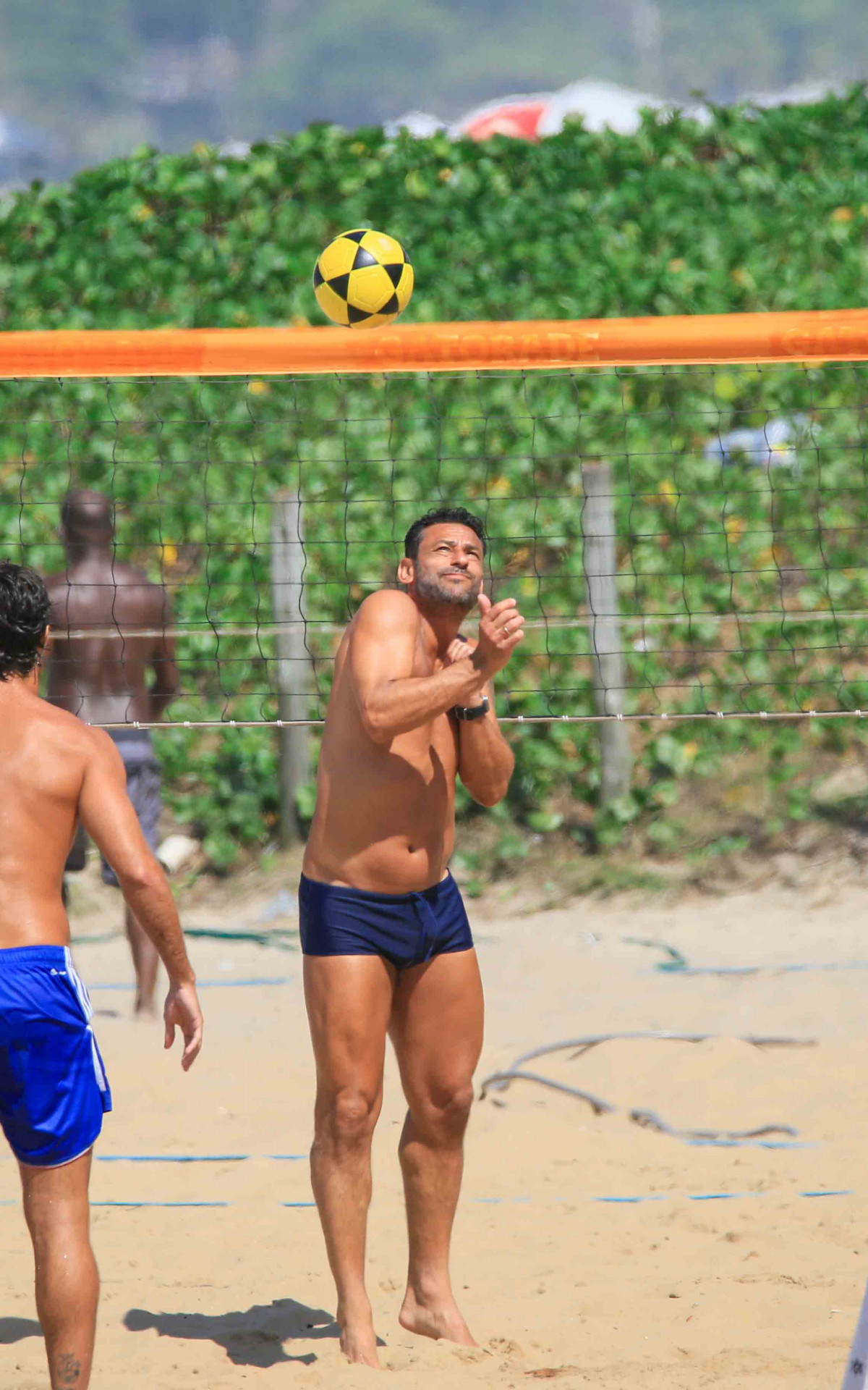 Fred aproveita dia ensolarado na praia de Ipanema, na Zona Sul do Rio