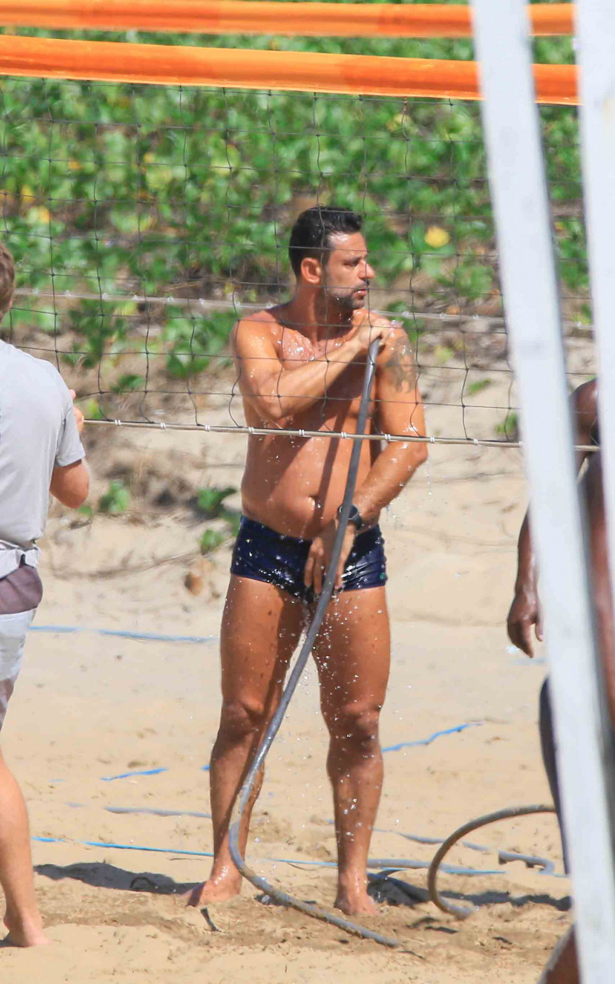 Fred aproveita dia ensolarado na praia de Ipanema, na Zona Sul do Rio