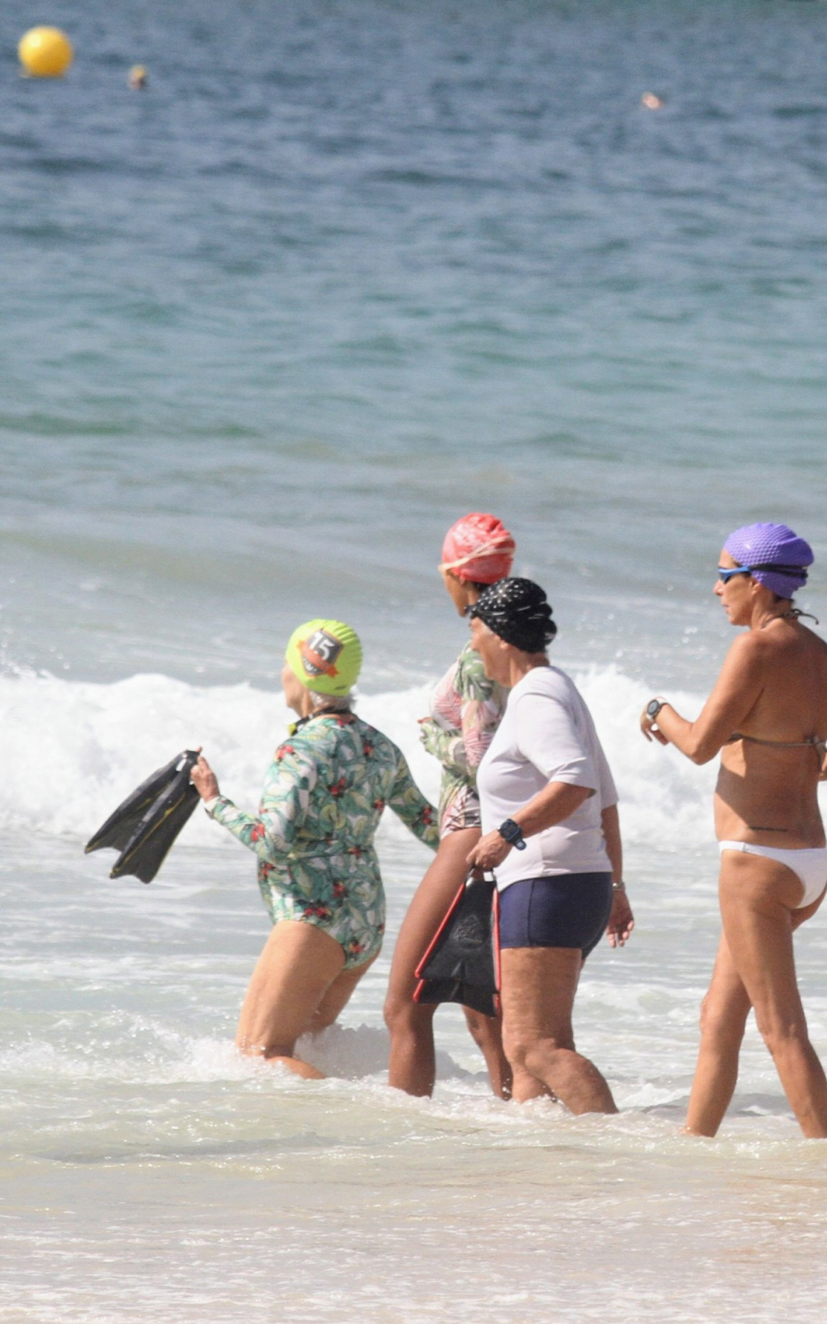 Andrea Beltrão aproveitou o dia ensolarado para se refrescar em praia do Rio