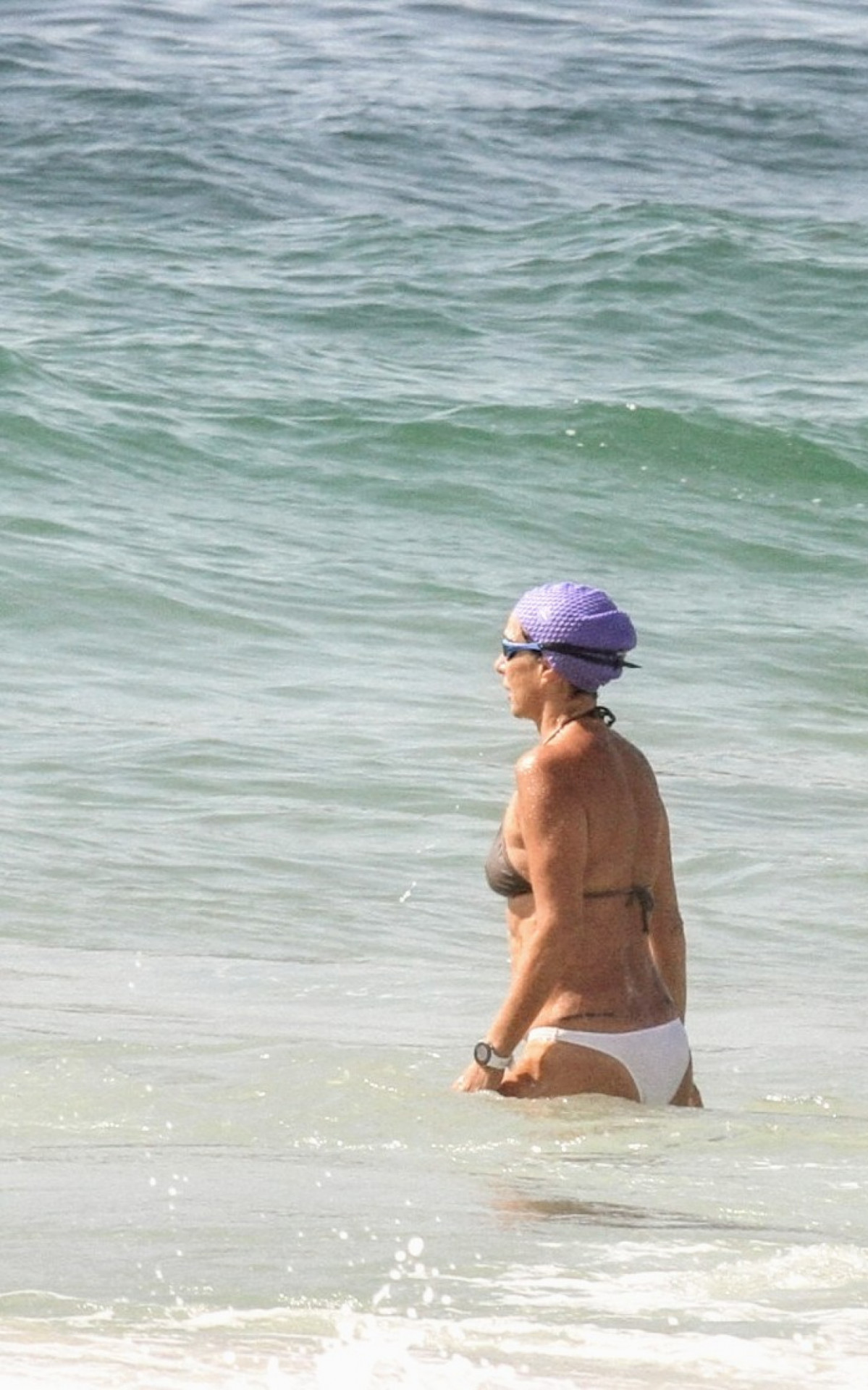 Andrea Beltrão aproveitou o dia ensolarado para se refrescar em praia do Rio