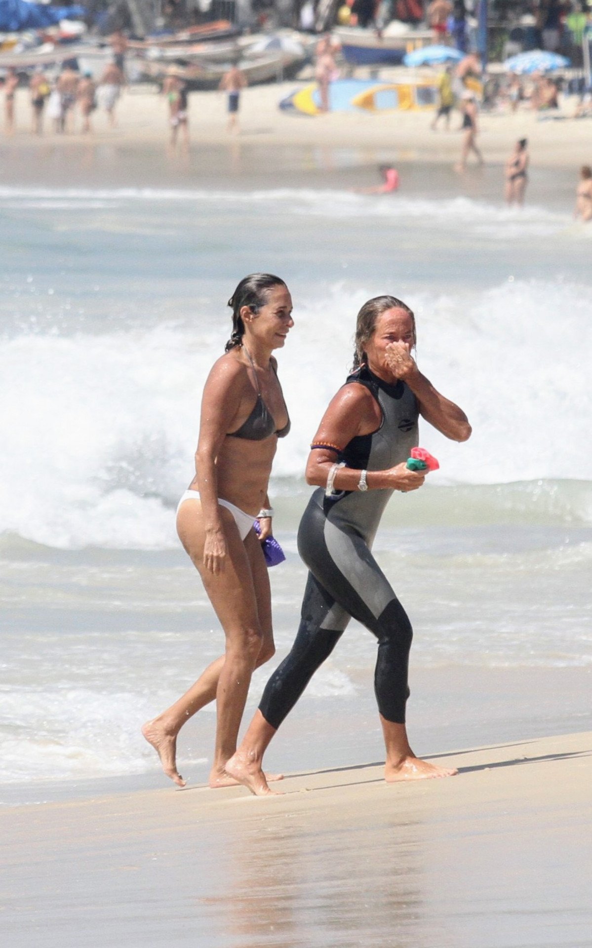 Andrea Beltrão aproveitou o dia ensolarado para se refrescar em praia do Rio - Dan Delmiro / Ag. News