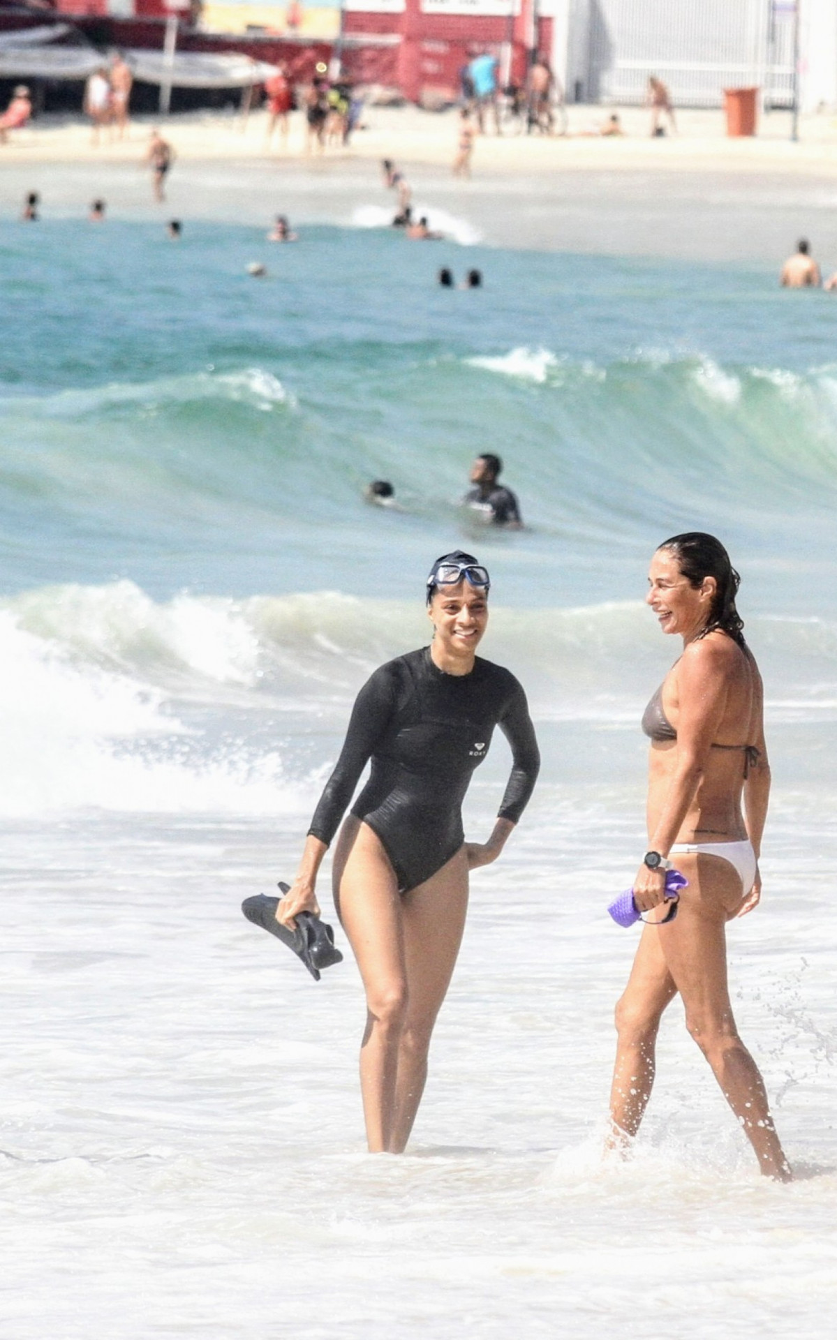 Andrea Beltrão aproveitou o dia ensolarado para se refrescar em praia do Rio