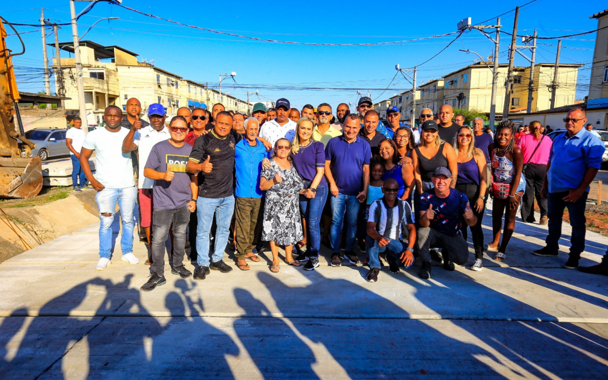 Prefeito Waguinho, deputada federal Daniela do Waguinho com moradores e lideranças políticas do Roncalli