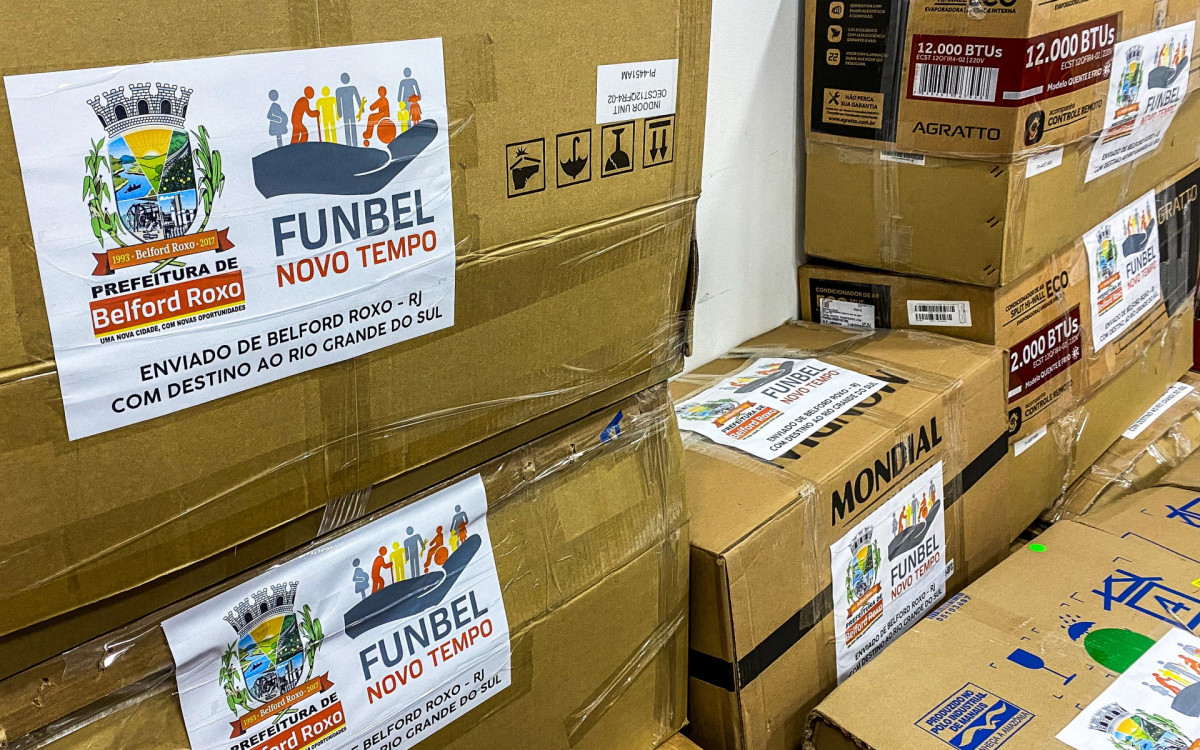 As caixas estão com itens como sapatos, agasalhos, roupas masculinas e femininas