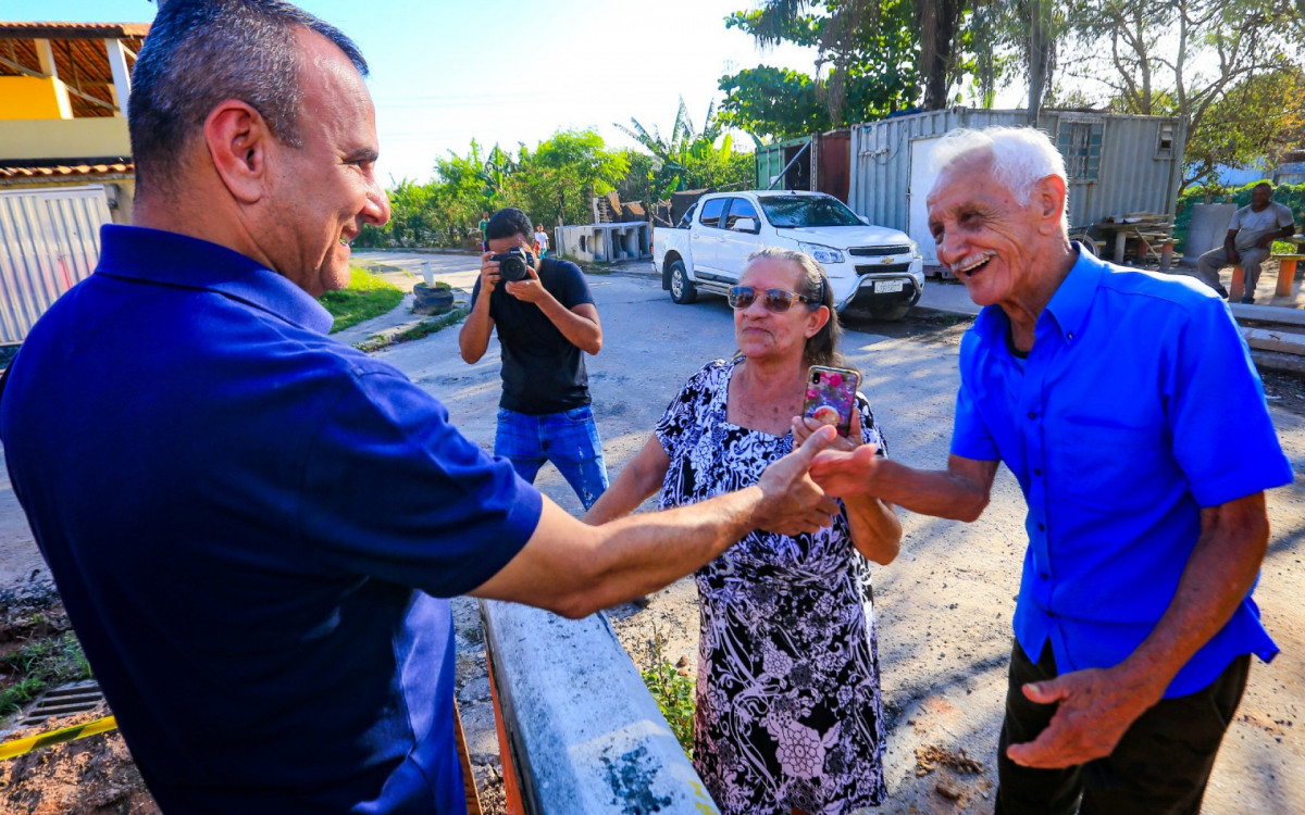 O prefeito Waguinho conversou com o casal Augusto Machado e Benedita da Conceição Machado. Eles moram no bairro há 40 anos