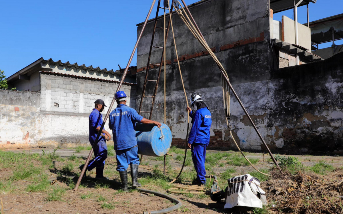Equipe técnica da Fundação de Artes do Estado do Rio de Janeiro (Funarj) e da empresa Soloteste para realização da sondagem do terreno 