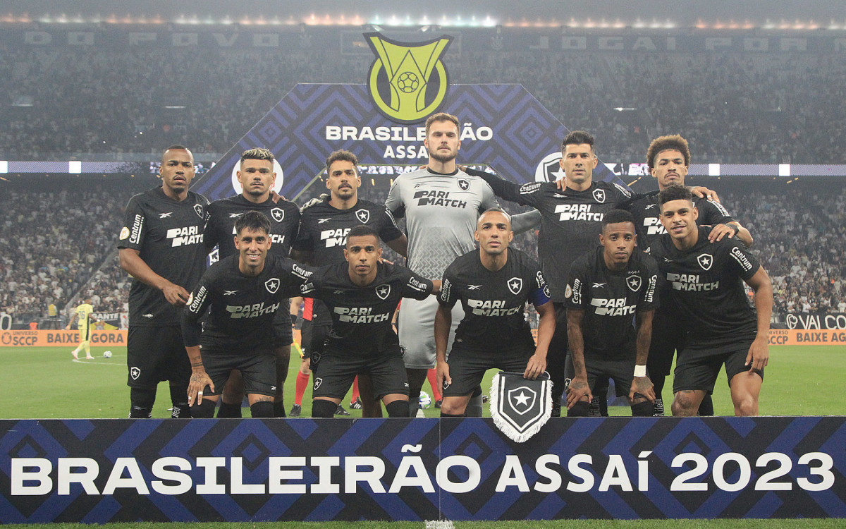 Jogadores do Botafogo posam para foto antes do jogo contra o Corinthians