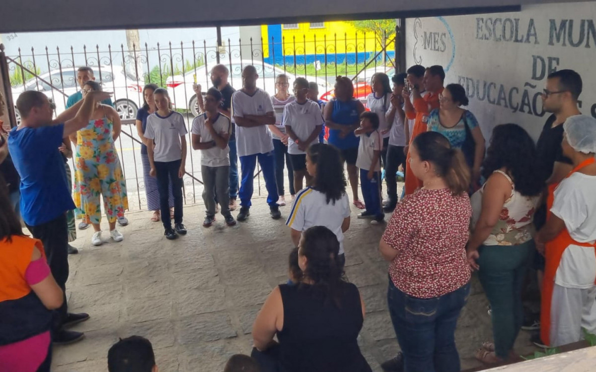 Alunos e funcionários sendo instruídos a desocupar o prédio