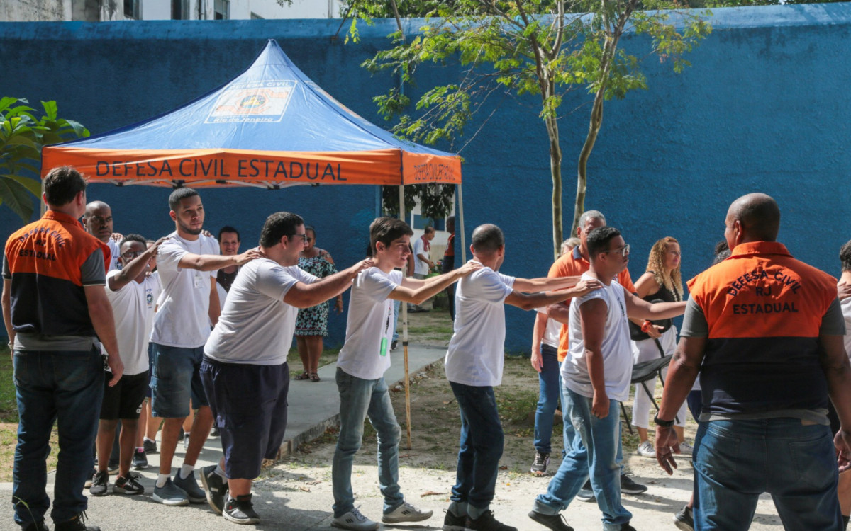 Defesa Civil Estadual simulando desocupação do Centro de Apoio Especializado à Educação Profissional - Favo de Mel, no Rio