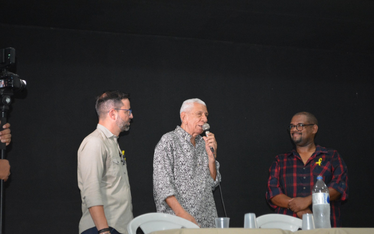 Produtor de discos históricos de samba e pagode, Milton Manhães (centro), foi um dos homenageados