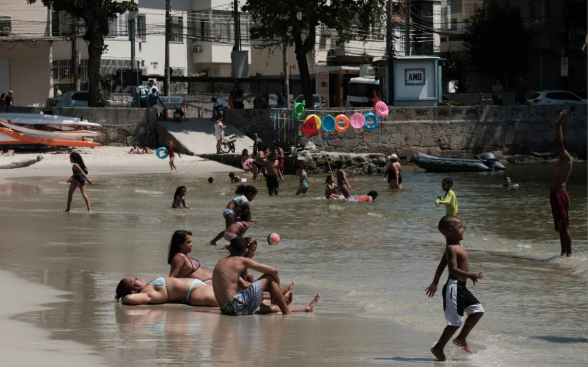 Banhistas aproveitaram a sexta-feira na Praia da Urca