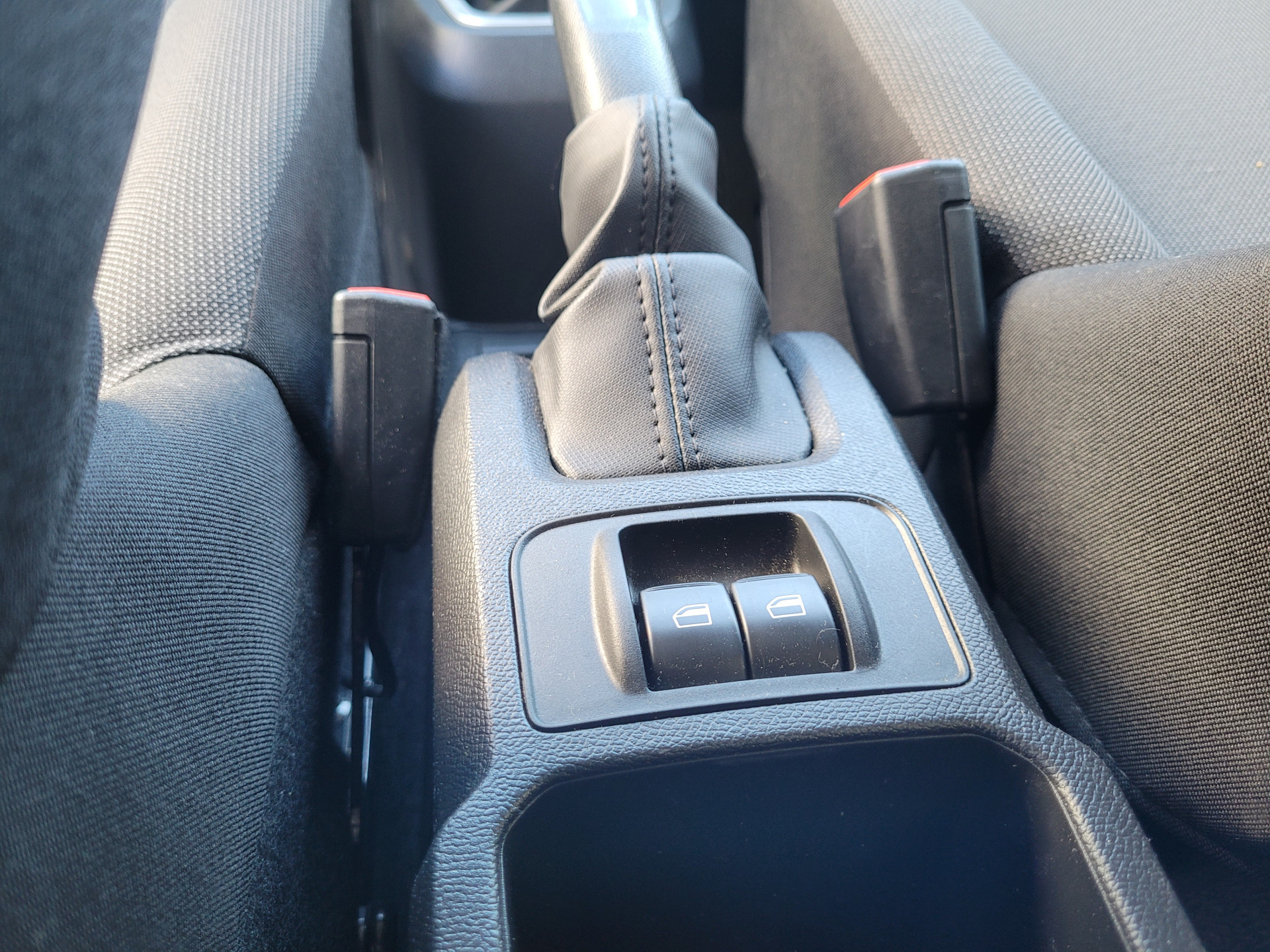 Os comandos dos vidros traseiros ficam posicionados no console central - Lucas Cardoso/Agência O Dia