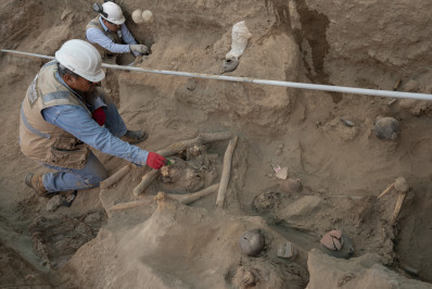 Operários descobrem acidentalmente oito tumbas pré-hispânicas no Peru