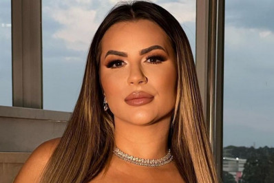 Deolane Bezerra presenteia funcionário com moto: 'Gosto tanto desse menino' 