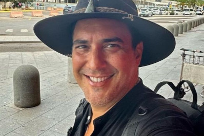 André Marques posa na praia e comenta próprio físico: 'Desistir jamais'