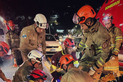 Colisão entre carro e moto na Rio-Santos