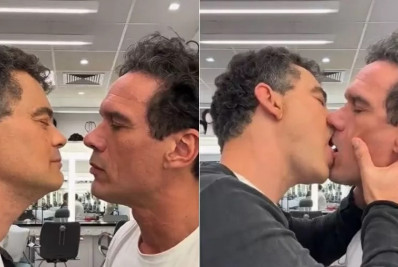 Vídeo! Carmo Dalla Vecchia e Domingos Alcantara se beijam no camarim da Globo