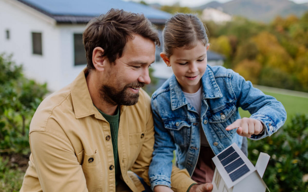 Energia solar contribui com o meio ambiente e &eacute; uma alternativa econ&ocirc;mica (Imagem: Halfpoint | Shutterstock)