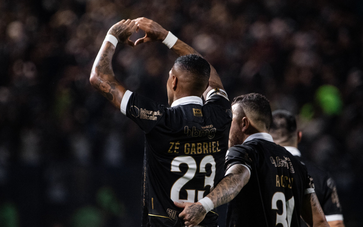 Zé Gabriel comemorou com a torcida seu primeiro gol marcado pelo Vasco