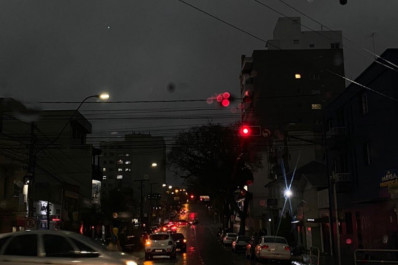 Vídeo: nuvem 'engole' cidade gaúcha e dia vira 'noite'