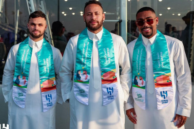 Neymar veste roupa típica em dia comemorativo na Arábia Saudita