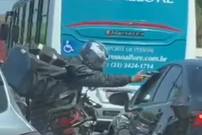 Motociclista tenta assaltar motorista de transporte executivo em BH