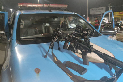 Confronto termina com criminoso ferido e fuzil apreendido na Avenida Brasil