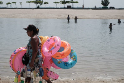 Com metade da capacidade, Piscinão de Ramos é reaberto em meio à expectativa de onda de calor