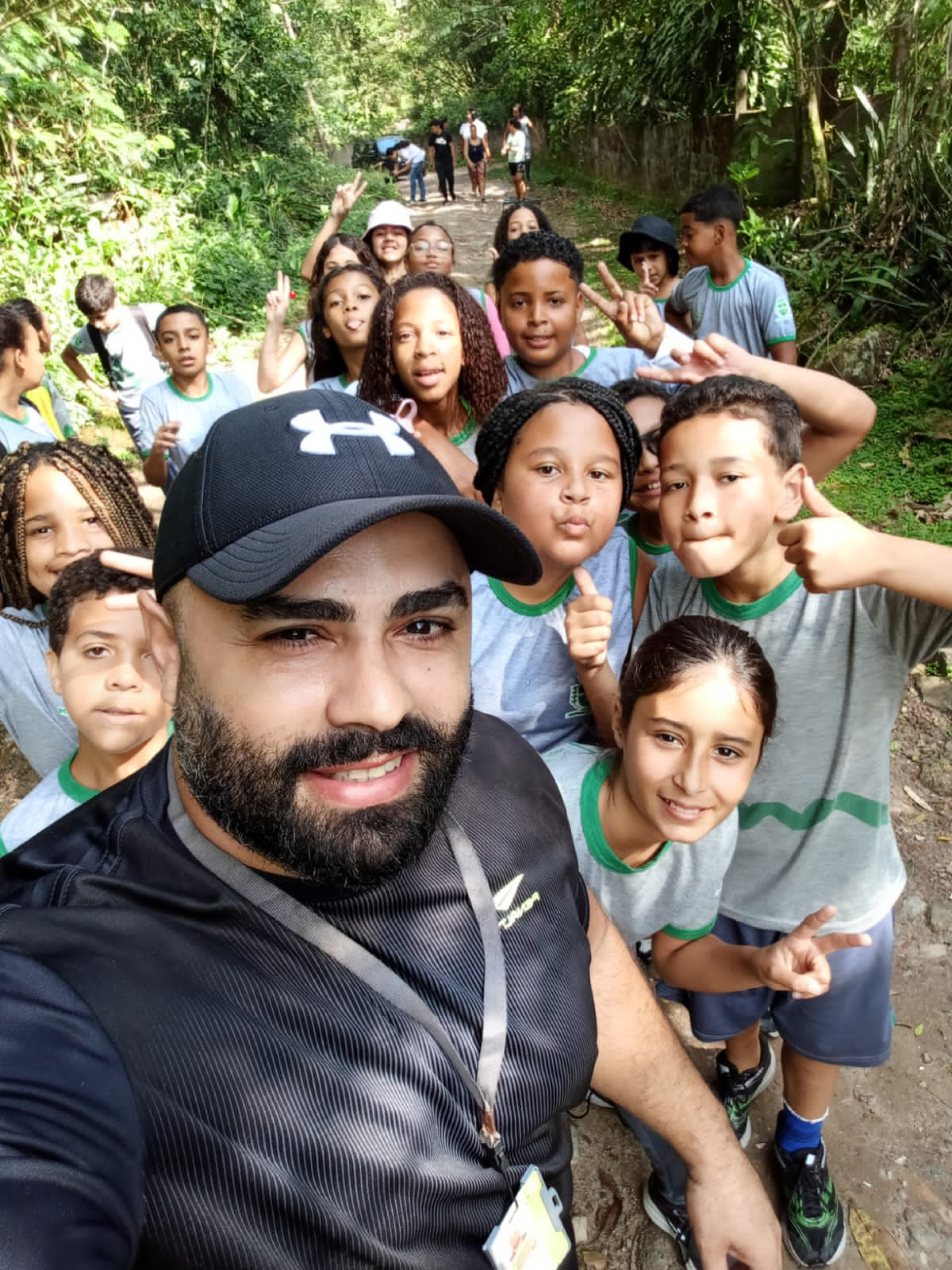 O subsecretário do Ambiente de Guapimirim leva alunos da rede municipal de ensino para plantar mudas de árvores nativas da Mata Atlântica