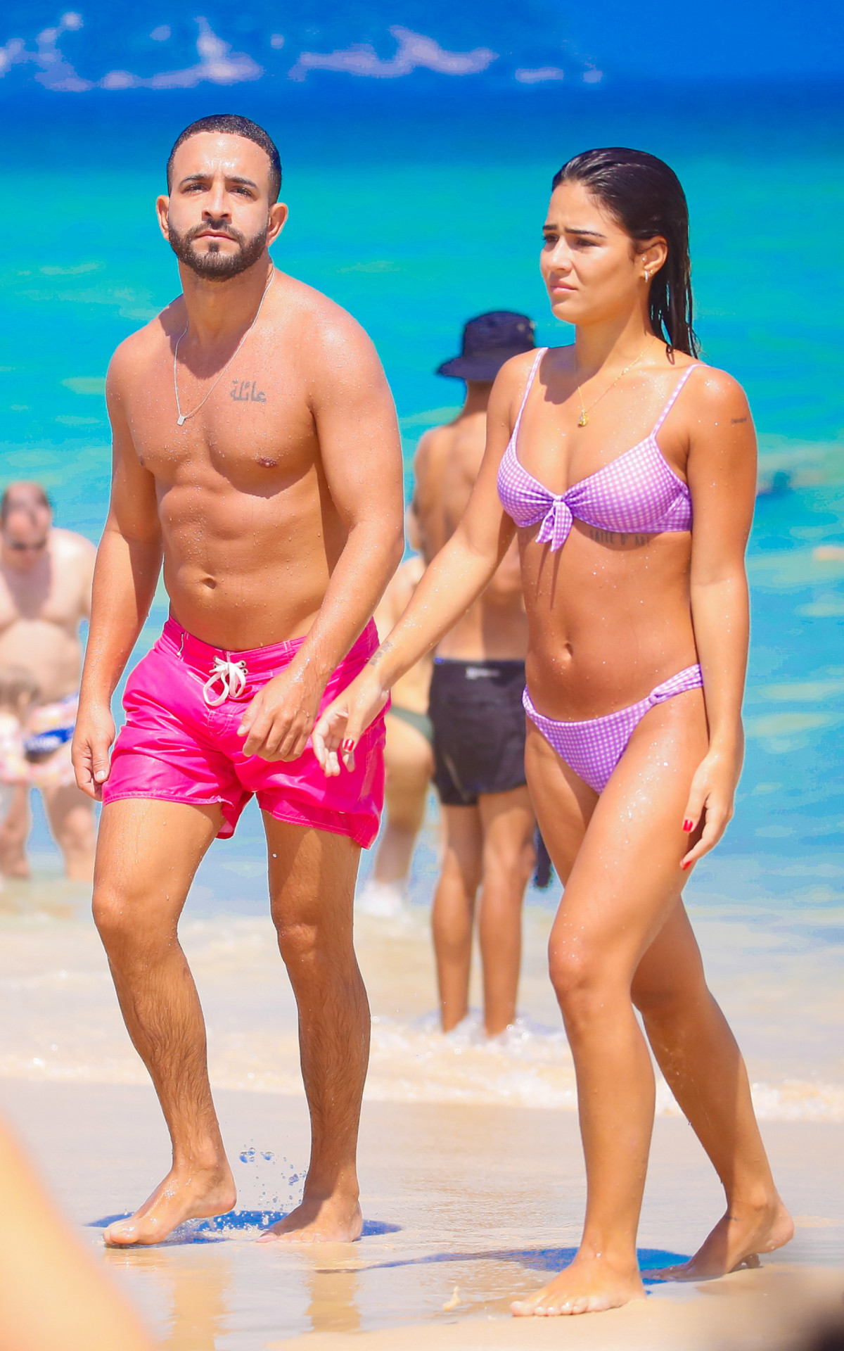 Giullia Buscacio e o namorado curtem dia de sol em praia no Rio