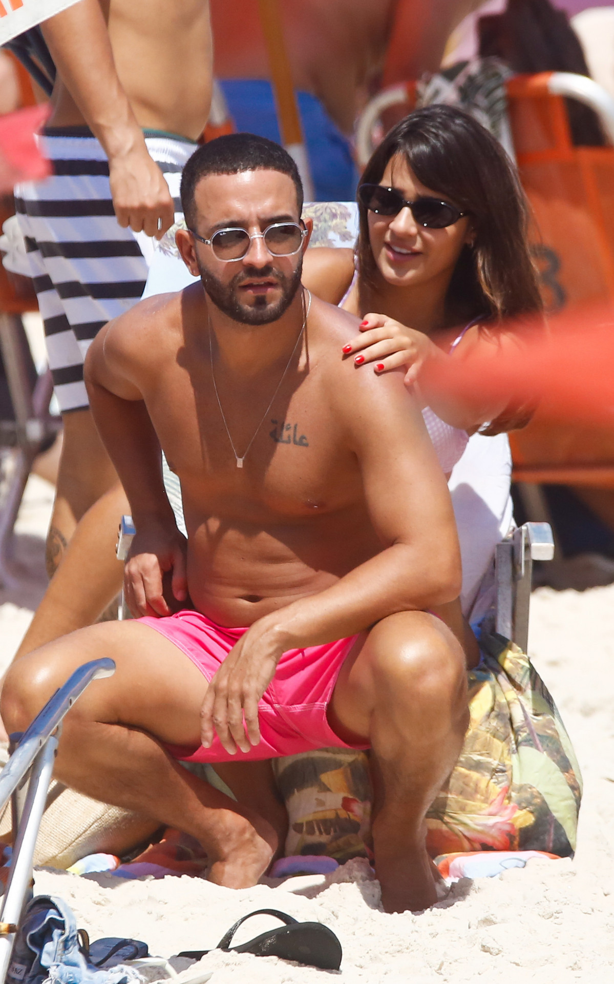 Giullia Buscacio e o namorado curtem dia de sol em praia no Rio