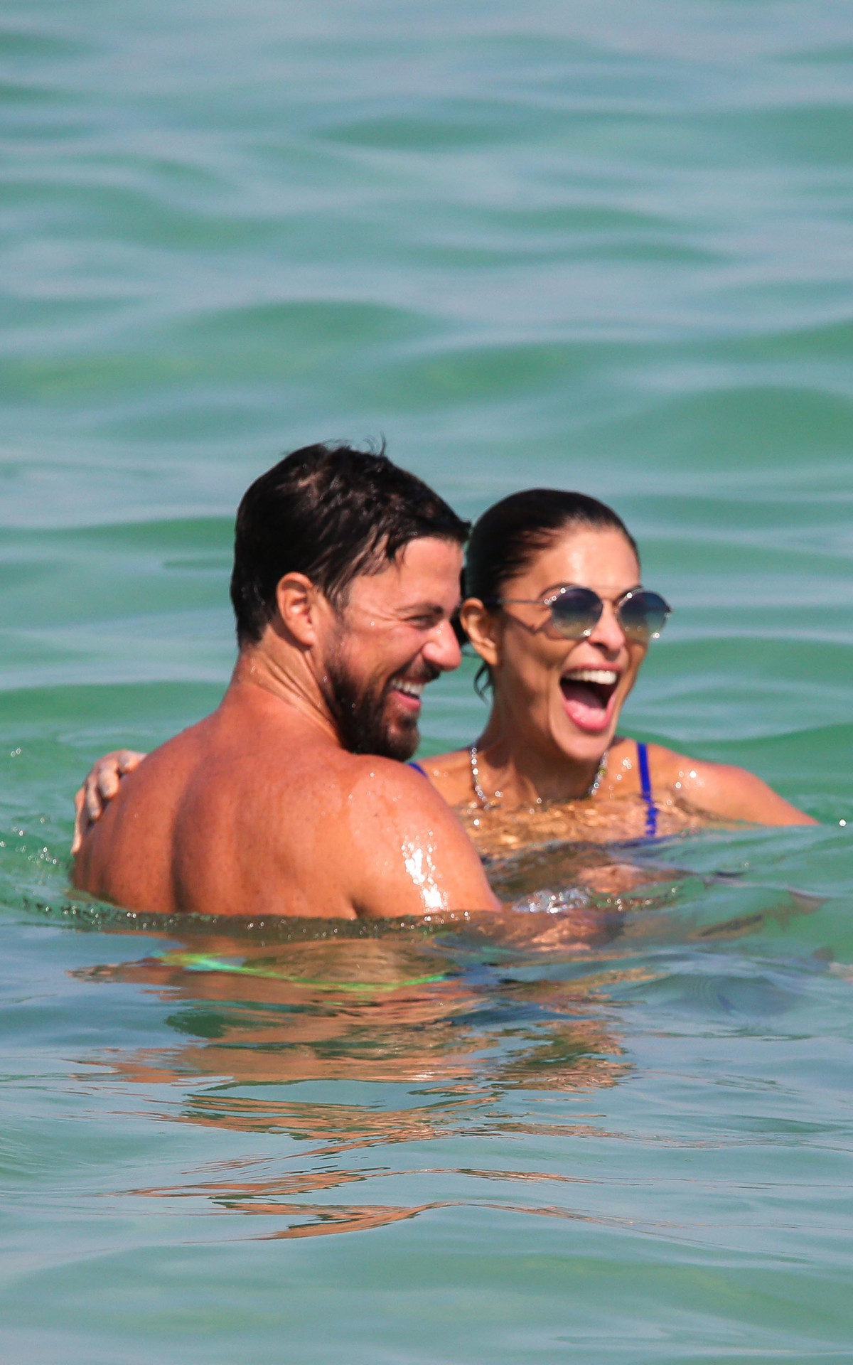 Juliana Paes e o marido se divertem em praia do Rio