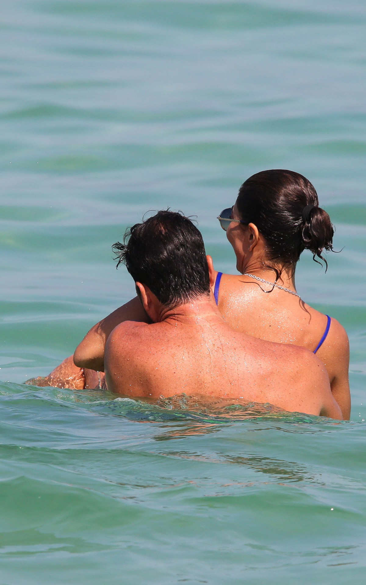 Juliana Paes e o marido se divertem em praia do Rio