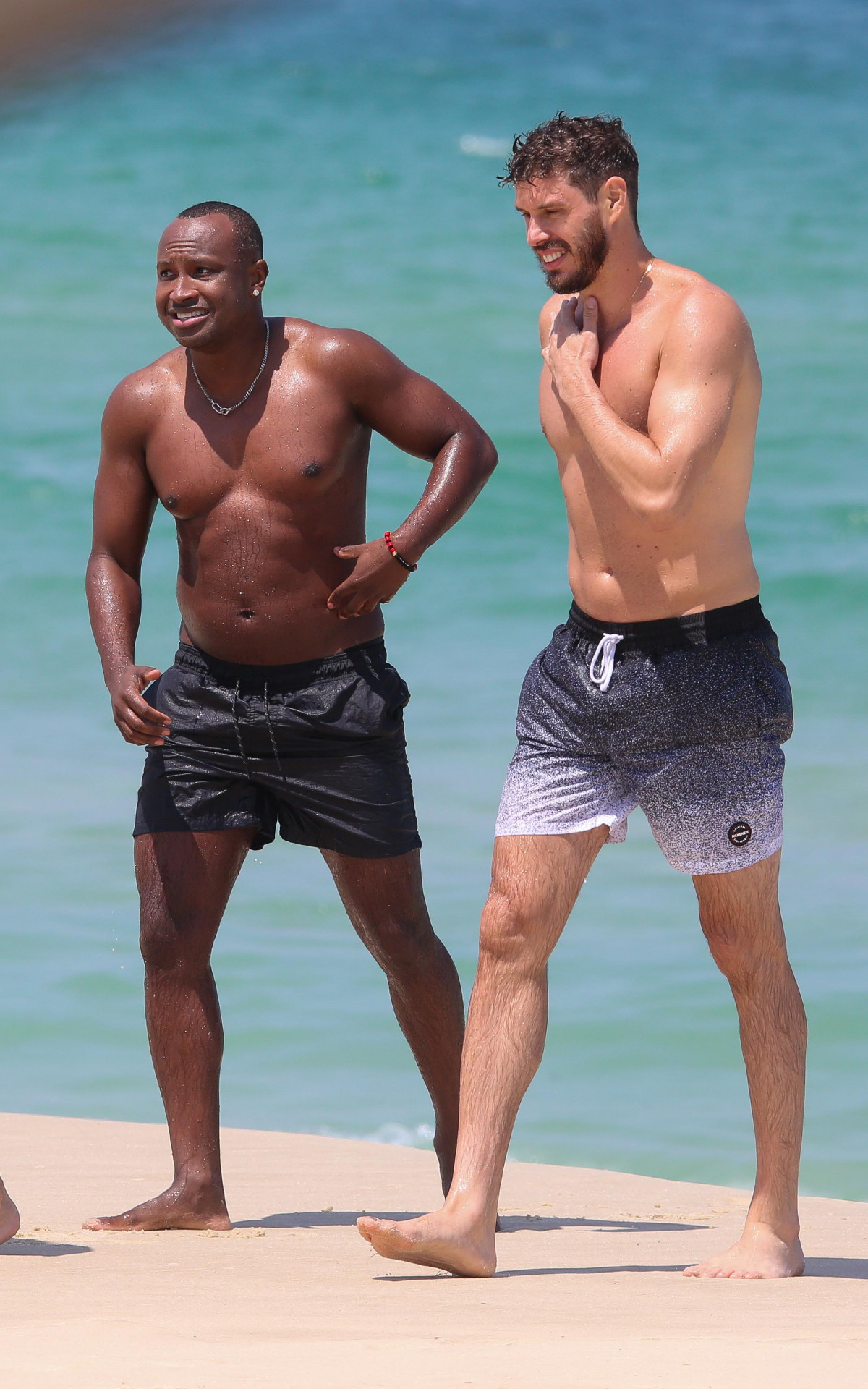 Thiaguinho e Bruninho curtem dia de praia no Rio