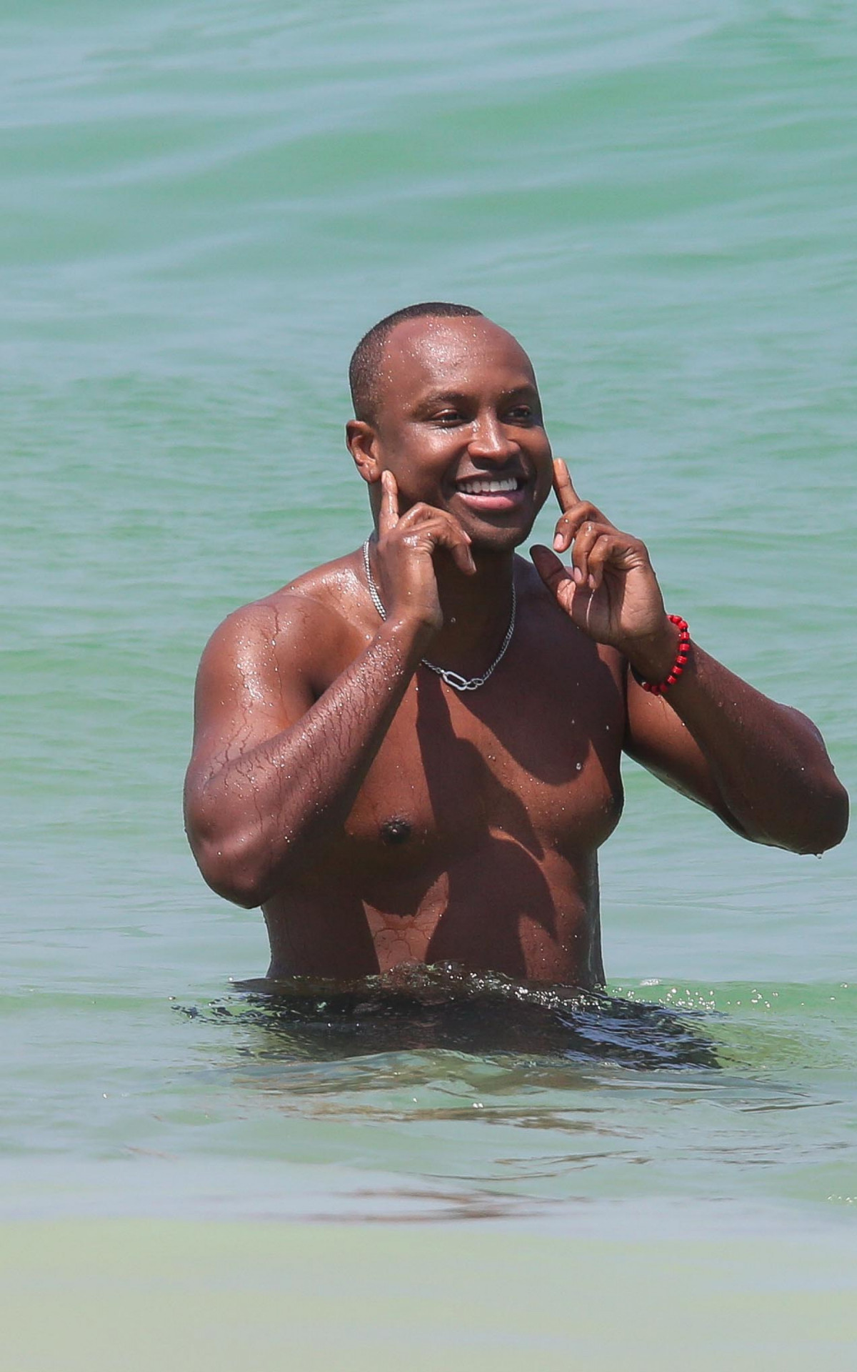 Thiaguinho se refresca no mar da Barra da Tijuca