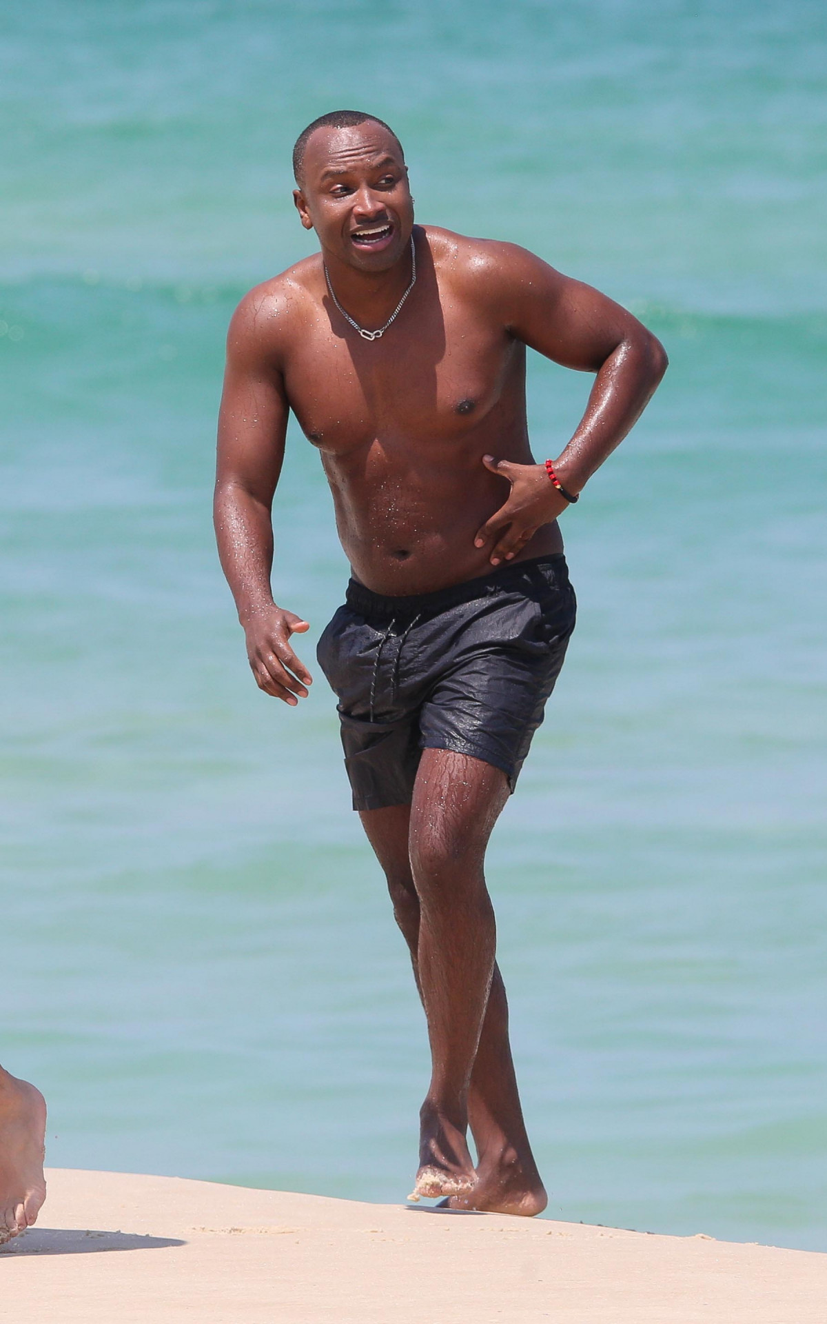 Thiaguinho curte dia de praia no Rio