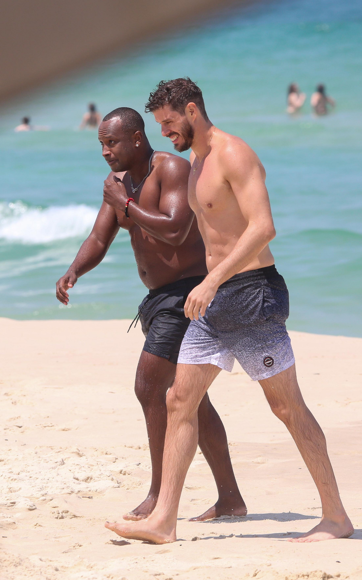 Thiaguinho e Bruninho curtem dia de praia no Rio