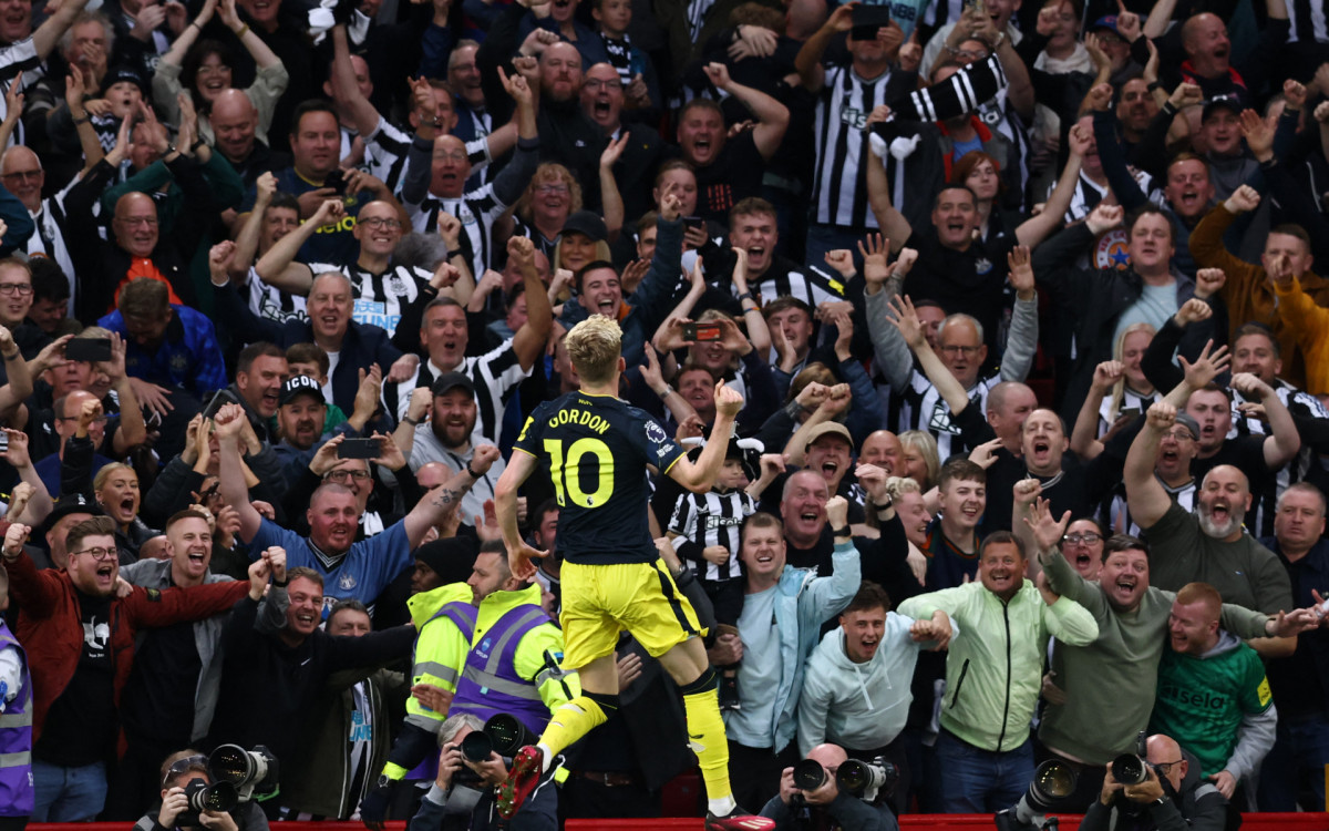Anthony Gordon, do Newcastle, comemora gol marcado na vitória sobre o Sheffield United