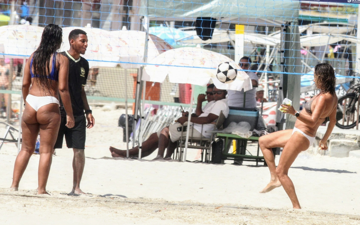 Andrea Beltrão joga altinha com os amigos em dia de praia