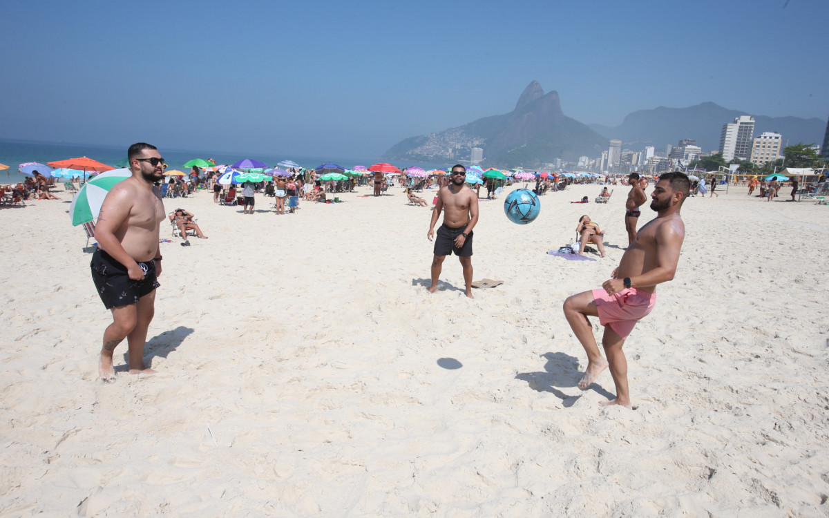 Movimenta&ccedil;&atilde;o na Praia de Ipanema na Zona Sul do Rio de Janeiro , neste domingo(24) - Cleber Mendes