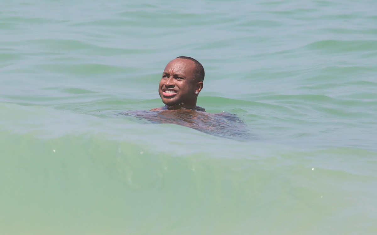 Thiaguinho se refresca no mar da Barra da Tijuca