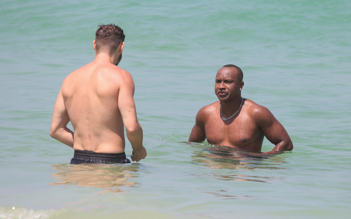 Thiaguinho e Bruninho curtem dia de praia no Rio
