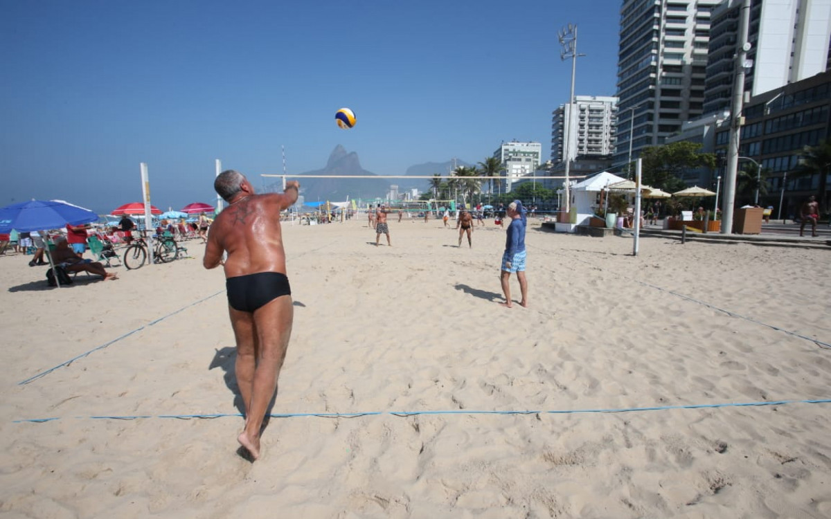 Calor e ar seco atraíram cariocas para a Praia de Ipanema