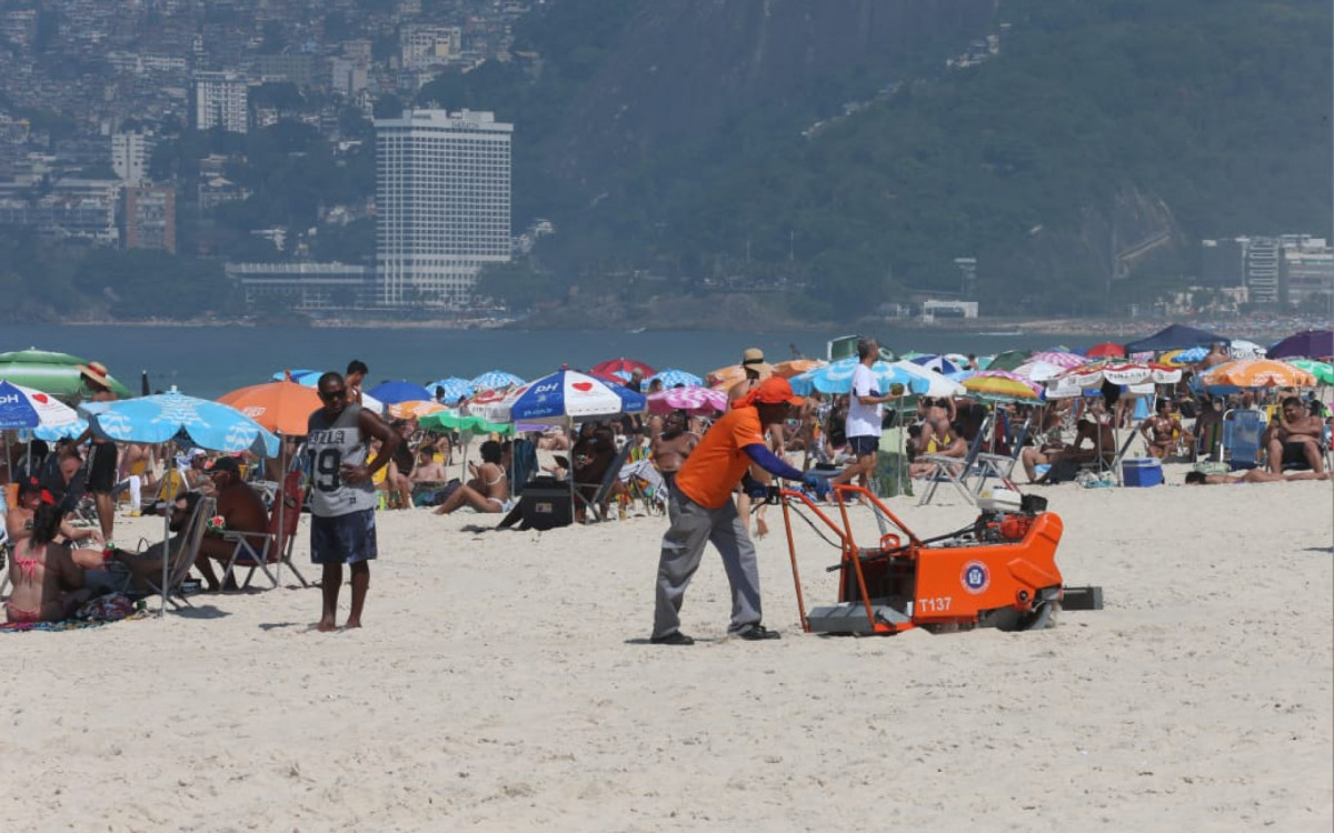 Calor e ar seco atraíram cariocas para a Praia de Ipanema - Cléber Mendes