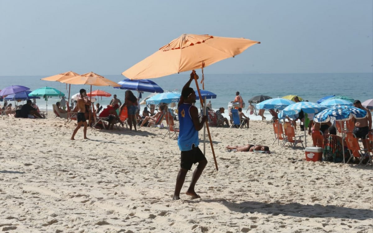 Calor e ar seco atraíram cariocas para a Praia de Ipanema - Cléber Mendes / Agência O Dia