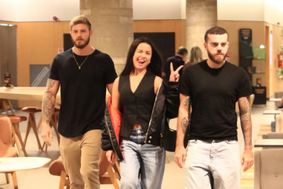 Juliette passeia com affair em shopping no Rio e esbanja simpatia