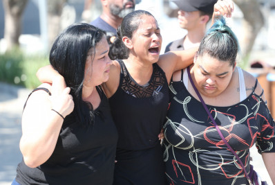 Menina morta a marteladas pelo próprio pai é enterrada sob forte emoção