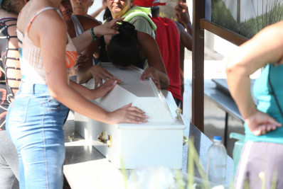 Menina morta a marteladas pelo próprio pai é enterrada sob forte emoção