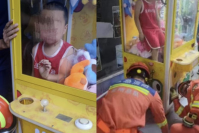 Criança fica presa dentro de máquina de ursinhos de pelúcia e é resgatada