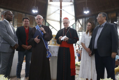 Padre Júlio Lancellotti recebe medalha da Ordem do Mérito